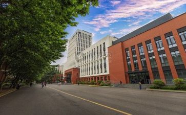 学校年度述职报告5篇